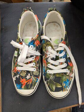 Cariuma Floral Low Canvas Sneakers sz 7